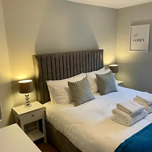 Luxury Riverside Centre Apartment